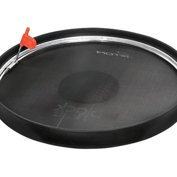 Unterseite des Black Hole Fell/Practice Pad mit Spezial Stimmschlüssel und dem Spannmechanismus