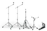 Hardware Set aus der HW880 Serie bestehend aus zwei Becken-, einem HiHat-, einem Snare-Stand Doppelstrebig und einem Singelpedal.