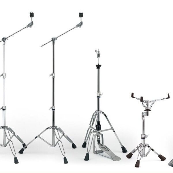 Hardware Set aus der HW880 Serie bestehend aus zwei Becken-, einem HiHat-, einem Snare-Stand Doppelstrebig und einem Singelpedal.