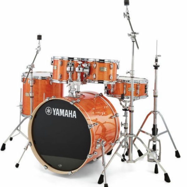Kesselsatz Stage Custom mit zwei TomToms, einer Floortom, Snare und Bass Drum mit Hardware Set bestehend aus Snare Stand, HiHat Stand und zwei Cymbalstands