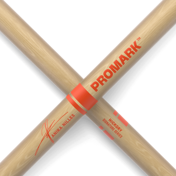 Promark Anika Nilles Signature Hickory Schlagzeugstick Logo in Orange im Focus