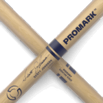 Promark Scott Johnson Light Signature DC17i Hickory Drumsticks Logo im Focus