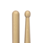 Promark Scott Johnson Light Signature DC17i Hickory Drumsticks Tip und Back im Focus