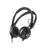 Der Sennheiser HD 25 Kopfhörer Diagonale Perspektive um Hörer Innen und Außen zu zeigen und den zweistrebigen Bügel und Gelnke