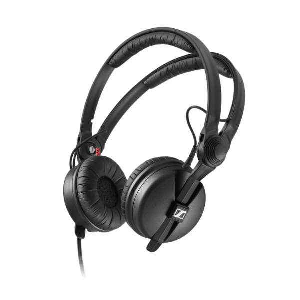 Der Sennheiser HD 25 Kopfhörer Diagonale Perspektive um Hörer Innen und Außen zu zeigen und den zweistrebigen Bügel und Gelnke