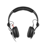 Der Sennheiser HD 25 Frontansicht. Kabelanschlüsse, Bügel und Gelenke gut sichtbar
