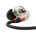 Der Sennheiser IE Pro In-Ear Kopfhörer Nahaufnahme. Verstärktes Kabel um als Befestigung hinter dem Ohr verwendet werden zu können und Transparentem In-Ear Hörer