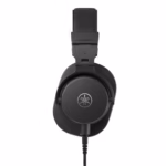 Der Yamaha HPH-MT5 Kopfhörer von der Seite. Kabel, Form und Einstellungsmöglichkeiten im Fokus