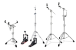 5-teiliges Drum Hardware Set der DW 5000 Serie mit Bassdrum-Pedal, Hi-Hat-Ständer, Snare-Ständer und zwei verstellbaren Beckenstativen, freigestellt auf hellem Hintergrund