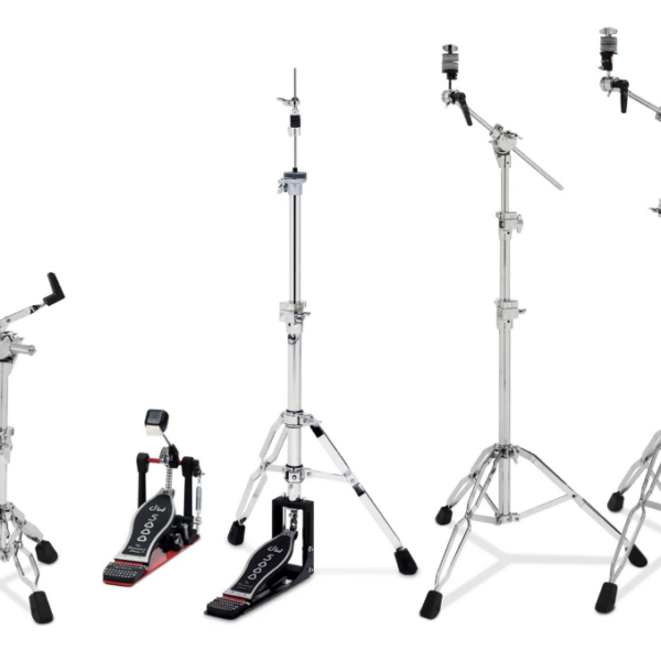 5-teiliges Drum Hardware Set der DW 5000 Serie mit Bassdrum-Pedal, Hi-Hat-Ständer, Snare-Ständer und zwei verstellbaren Beckenstativen, freigestellt auf hellem Hintergrund