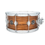 DW Performance Series Snare Drum in Tiger Eye Finish mit Ahornkessel, verchromten Spannreifen, True Pitch Spannschrauben und MAG Abhebung, detailreich dargestellt vor neutralem Hintergrund.