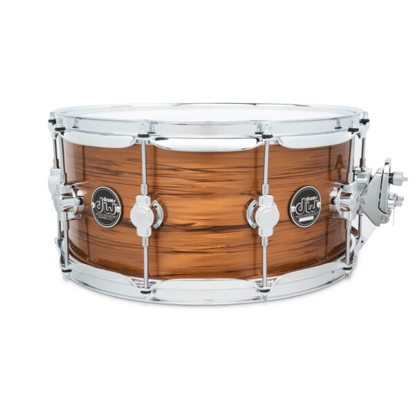 DW Performance Series Snare Drum in Tiger Eye Finish mit Ahornkessel, verchromten Spannreifen, True Pitch Spannschrauben und MAG Abhebung, detailreich dargestellt vor neutralem Hintergrund.