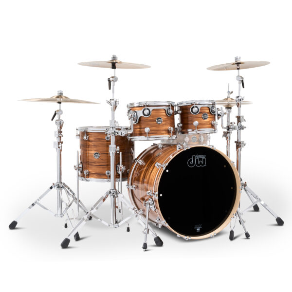 DW Performance Series Tiger Eye Limited Edition Drumset mit Ahornkesseln in Tiger-Eye-Finish, bestehend aus Bassdrum, zwei Toms, Floor Tom und Snare, montiert auf verchromter Hardware mit mehreren Beckenständern und Cymbals.