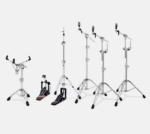 6-teiliges Drum Hardware Set der DW 5000 Serie mit Bassdrum-Pedal, Hi-Hat-Ständer, Snare-Ständer und drei verstellbaren Beckenstativen, freigestellt auf hellem Hintergrund