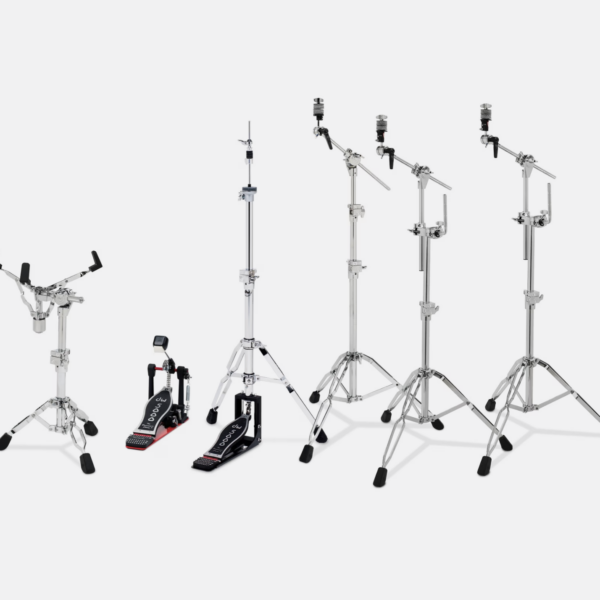 6-teiliges Drum Hardware Set der DW 5000 Serie mit Bassdrum-Pedal, Hi-Hat-Ständer, Snare-Ständer und drei verstellbaren Beckenstativen, freigestellt auf hellem Hintergrund