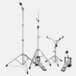 Hardware Set bestehend aus einem Beckenständer, Hi-Hat Ständer, Snare Ständer und Single Fußpedal
