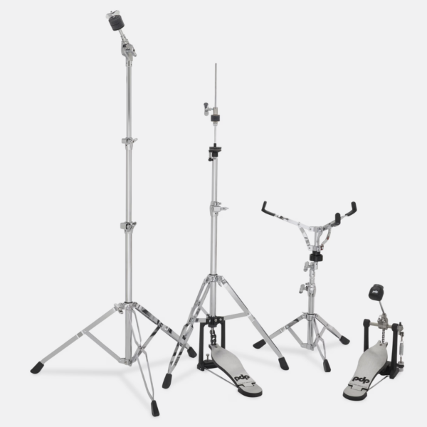 Hardware Set bestehend aus einem Beckenständer, Hi-Hat Ständer, Snare Ständer und Single Fußpedal