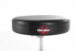 Gibraltar 5608 Drummer Hocker mit runder schwarzer Vinyl-Sitzfläche, einstrebigem Untergestell und höhenverstellbarer Konstruktion. Oberteil im Focus mit Logo