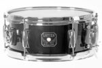 Gretsch Blackhawk Mighty Mini Snare Drum 12"x5,5" in Schwarz mit kompaktem Kessel und klassischem Gretsch Design. Logo im Fokus