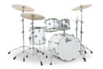 Gretsch Renown Maple Studio Shell Set mit Ahornkesseln und kompakter 20 Zoll Konfiguration. in Piano White vonn vorne
